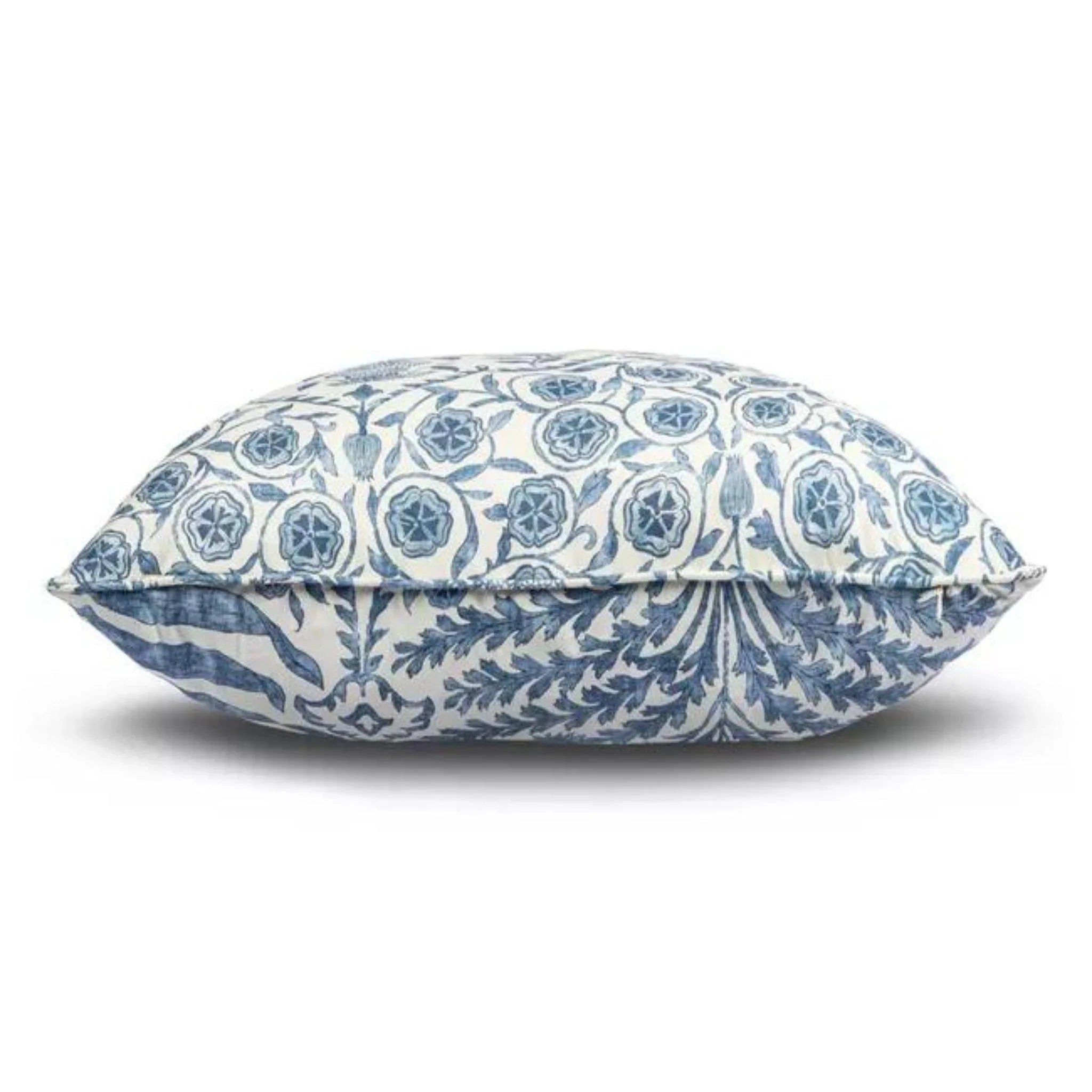 Kavka Designs blue/ white big green accent pillow with insert - Bed Bath &  Beyond - 16936868